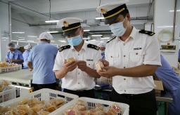 中秋未至月饼先行 海关助力传统食品抢“鲜”出海