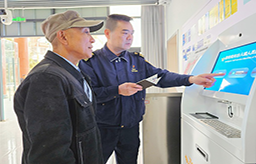 云南关累港口岸对外开放后首批旅客顺利通关