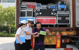 2025年夏季达沃斯论坛首批海运物资运抵天津