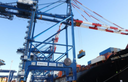 中欧北极快航航线首艘货船抵达波兰